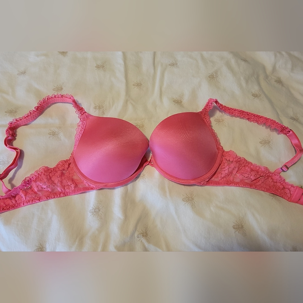 Pink padded bra. 34B Excellent condition. Smoke free pet friendly home.